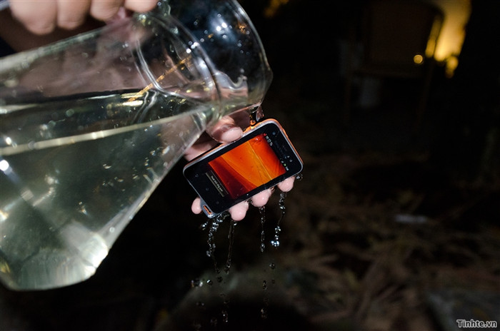 Cấu hình cụ thể Sony Ericsson Xperia Active: Bộ xử lý: 1GHz HĐH: Android 2.3.4 (Gingerbread) Kích thước: 55 x 92 x 16,5 mm Trọng lượng: 110,8 g Camera: 5MP Quay phim HD 720p Màn hình cảm ứng 3” TFT 16.777.216 triệu màu (320x480) Bộ nhớ trong: 320MB, hỗ trợ microSD đến 32GB