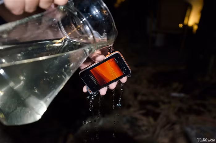 Cấu hình cụ thể Sony Ericsson Xperia Active: Bộ xử lý: 1GHz HĐH: Android 2.3.4 (Gingerbread) Kích thước: 55 x 92 x 16,5 mm Trọng lượng: 110,8 g Camera: 5MP Quay phim HD 720p Màn hình cảm ứng 3” TFT 16.777.216 triệu màu (320x480) Bộ nhớ trong: 320MB, hỗ trợ microSD đến 32GB