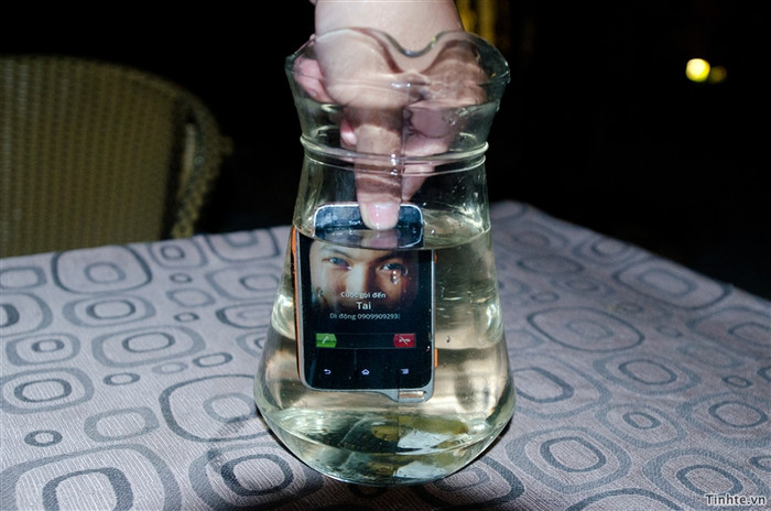 Vì vậy mà mình đã thử nhúng chiếc điện thoại này vào một ly nước để xem nó ra sao và kết quả khá ấn tượng. Máy vẫn hoạt động được một cách bình thường, cảm ứng vẫn rất tốt, các phím cứng và phím cảm ứng không hề bị hư hại và thậm chí có thể thực hiện cuộc gọi ngay cả khi bị dìm trong nước.