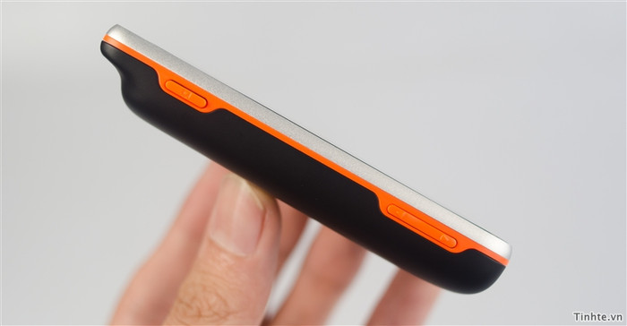 Phím camera và 2 phím âm lượng bằng nhựa ở cạnh phải