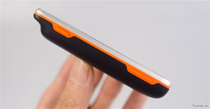 Phím camera và 2 phím âm lượng bằng nhựa ở cạnh phải