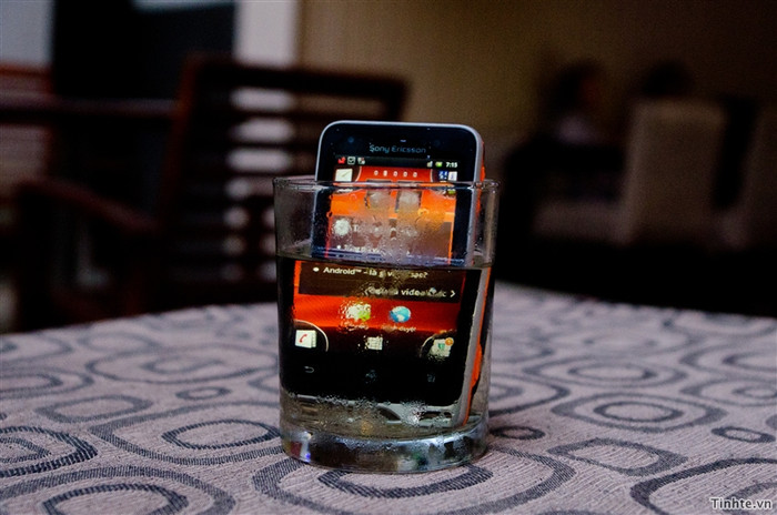 Theo quảng cáo thì máy có thể chống nước ở độ sâu tối đa là 1 mét trong thời gian dưới 30 phút.