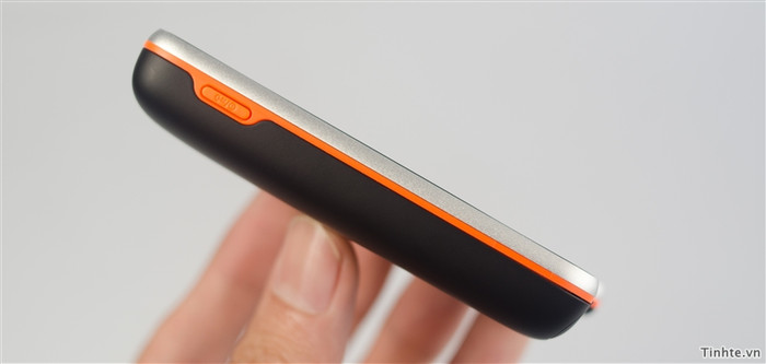 Phím nguồn ở cạnh trái