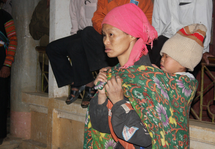 Em bé ở Kim Bon theo mẹ đi xem văn nghệ, rất lâu rồi mới có một đêm diễn như này ở Kim Bon Em bé ở Kim Bon theo mẹ đi xem văn nghệ, rất lâu rồi mới có một đêm diễn như này ở Kim Bon