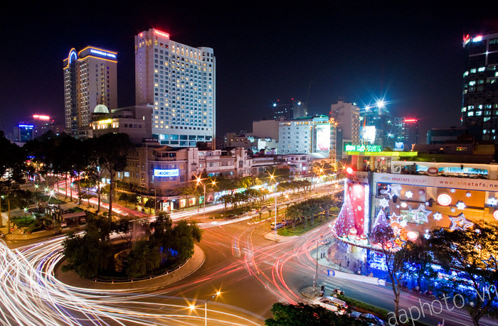 #2. Bùng binh đại lộ: nằm ngay "trái tim" của thành phố, tại đây có thể nhìn thấy Nhà hát thành phối & tòa nhà UBND. Khu vực này mỗi ngày có hàng ngàn khách du lịch qua lại. Vị trí: Quận 1, giao lộ giữa 2 đại lộ Lê Lợi & Nguyễn Huệ - tên 2 vị anh hùng kiệt xuất của dân tộc VN.