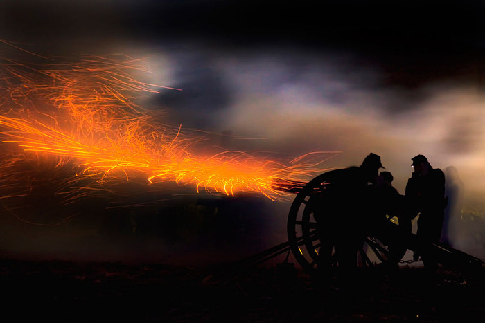 Những tia lửa phát ra từ họng súng thần công tại buổi dựng lại trận nội chiến của Mỹ ở Moorpark, tài trợ bởi CLB Moorpark Rotary Club. Ảnh: Robert Jensen. Những tia lửa phát ra từ họng súng thần công tại buổi dựng lại trận nội chiến của Mỹ ở Moorpark, tài trợ bởi CLB Moorpark Rotary Club. Ảnh: Robert Jensen.