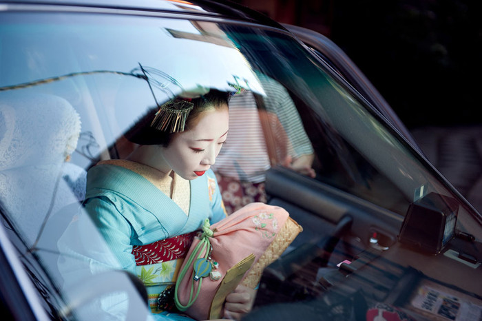 Mặc dù là một đất nước rất phát triển nhưng Nhật Bản vẫn luôn gìn giữ những giá trị truyền thống từ thế hệ này sang thế hệ khác, giúp biến đất nước này trở thành một trong những địa điểm đẹp nhất và đáng đến thăm nhất trên thế giới. Thành phố Gion, thuộc Kyoto là một trong những nơi như vậy mà bạn có thể đặt chân đến và quên đi những ánh đèn màu rực rỡ của những nơi khác. Một Nhật Bản cổ kính hiện ra với lớp gạch vỉa hè cũ kìa cùng với vài căn nhà truyền thống. Nếu may mắn, bạn có thể bắt gặp một nàng Geisha tuyệt đẹp đang trên đường đến nơi hẹn, hãy chuẩn bị máy móc sẵn sàng. Tác giả: Clancy Lethbridge. Mặc dù là một đất nước rất phát triển nhưng Nhật Bản vẫn luôn gìn giữ những giá trị truyền thống từ thế hệ này sang thế hệ khác, giúp biến đất nước này trở thành một trong những địa điểm đẹp nhất và đáng đến thăm nhất trên thế giới. Thành phố Gion, thuộc Kyoto là một trong những nơi như vậy mà bạn có thể đặt chân đến và quên đi những ánh đèn màu rực rỡ của những nơi khác. Một Nhật Bản cổ kính hiện ra với lớp gạch vỉa hè cũ kìa cùng với vài căn nhà truyền thống. Nếu may mắn, bạn có thể bắt gặp một nàng Geisha tuyệt đẹp đang trên đường đến nơi hẹn, hãy chuẩn bị máy móc sẵn sàng. Tác giả: Clancy Lethbridge.