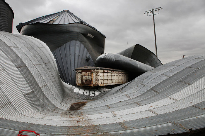 Bức ảnh thể hiện sức tàn phá ghê gớm của trận lốc xoáy ở Mapleton, Iowa, 11/04/2011. Ảnh: Timothy Wright. Bức ảnh thể hiện sức tàn phá ghê gớm của trận lốc xoáy ở Mapleton, Iowa, 11/04/2011. Ảnh: Timothy Wright.