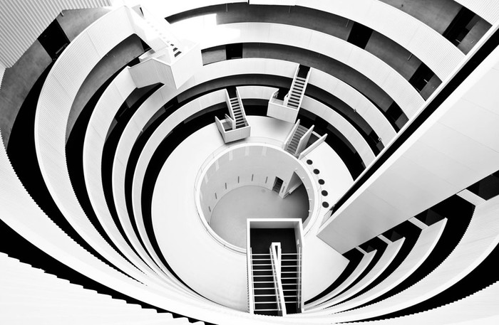 Tòa tháp Gemini, ở Copenhagen, Đan Mạch, một chung cư tư nhân kế bên một dòng sông. Tác giả Elena Baroni đã phải chờ trong 2 tiếng đồng hồ để có người ra hoặc vào chung cư và cho cô vào trong. Thành quả mà cô thu được quả là đáng giá hơn khoảng thời gian 2 giờ chờ đợi rất là nhiều. Tòa tháp Gemini, ở Copenhagen, Đan Mạch, một chung cư tư nhân kế bên một dòng sông. Tác giả Elena Baroni đã phải chờ trong 2 tiếng đồng hồ để có người ra hoặc vào chung cư và cho cô vào trong. Thành quả mà cô thu được quả là đáng giá hơn khoảng thời gian 2 giờ chờ đợi rất là nhiều.