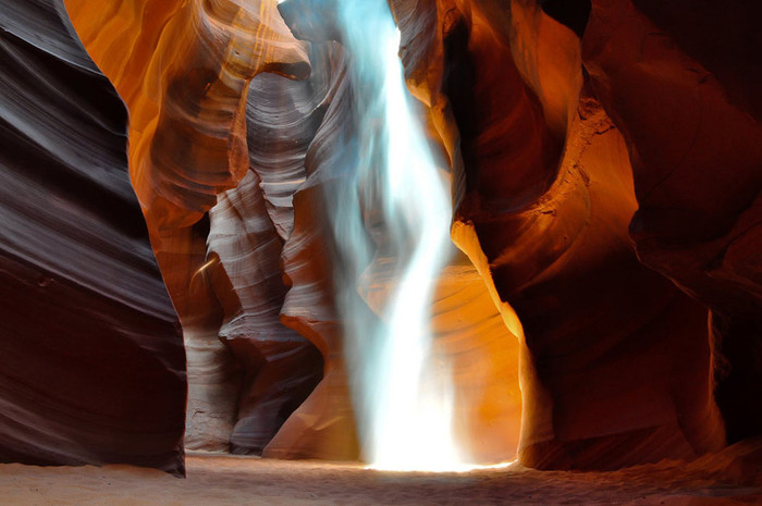 Bức ảnh này được chụp ở Upper Antelope Canyon, gần thành phố Page, Arizona và nó cho thấy hiệu ứng đặc biệt từ những hạt cát bay trong không trung được chiếu sáng bởi những tia nắng mặt trời. Ảnh: Angiolo Manetti. Bức ảnh này được chụp ở Upper Antelope Canyon, gần thành phố Page, Arizona và nó cho thấy hiệu ứng đặc biệt từ những hạt cát bay trong không trung được chiếu sáng bởi những tia nắng mặt trời. Ảnh: Angiolo Manetti.