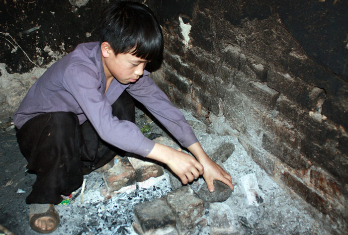 Em thì đi sắp lại những viên gạch để làm bếp Em thì đi sắp lại những viên gạch để làm bếp