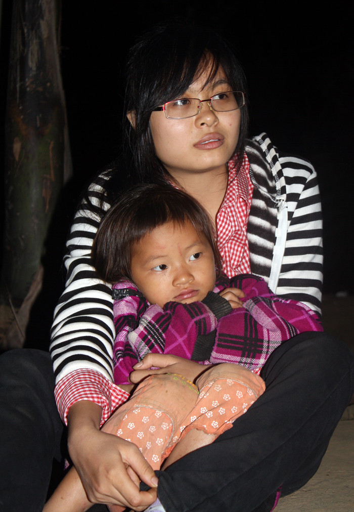 Vòng tay ấm áp của thành viên trong đoàn giữ chặt em nhỏ Kim Bon trong đêm văn nghệ Vòng tay ấm áp của thành viên trong đoàn giữ chặt em nhỏ Kim Bon trong đêm văn nghệ