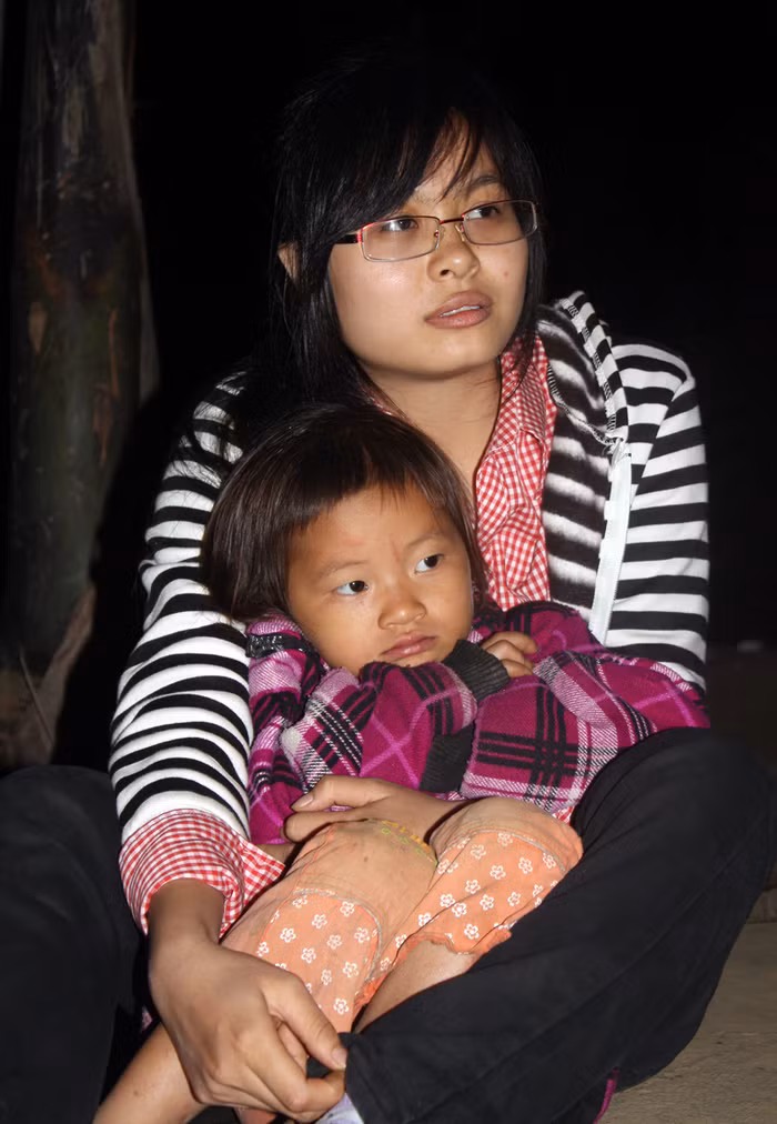 Vòng tay ấm áp của thành viên trong đoàn giữ chặt em nhỏ Kim Bon trong đêm văn nghệ Vòng tay ấm áp của thành viên trong đoàn giữ chặt em nhỏ Kim Bon trong đêm văn nghệ