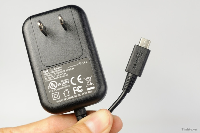 Amazon hơi tiết kiệm khi chỉ có 1 cục sạc kèm theo máy mà không có cả cable nối với máy tính, hơn nữa cục sạc cũng không được đẹp lắm. Amazon hơi tiết kiệm khi chỉ có 1 cục sạc kèm theo máy mà không có cả cable nối với máy tính, hơn nữa cục sạc cũng không được đẹp lắm.