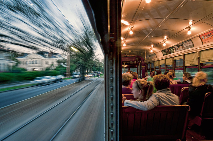 NEW ORLEANS STREETCAR: Một chiếc xe điện ở New Orleans đang trở về trạm The Quarters ở đường St. Charles Ave. Tác giả: Don Chamblee. NEW ORLEANS STREETCAR: Một chiếc xe điện ở New Orleans đang trở về trạm The Quarters ở đường St. Charles Ave. Tác giả: Don Chamblee.