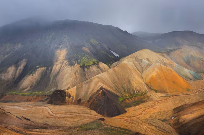 NATURAL LANDSCAPE PAINTING: Landmannalaugar là một trong những thắng cảnh ấn tượng nhất ở Iceland. Nằm gần núi lửa Hekla ở phía Nam vùng cao nguyên của Iceland, Landmannalaugar có những công trình thiên nhiên hết sức kỳ lạ, như các sườn núi nhiều màu. Ở góc trái bên dưới tấm ảnh có một nhóm người, đây là ý đồ của tác giả Romain Chassagne khi chụp, nhằm thể hiện sự mênh mông, rộng lớn của vùng đất này.