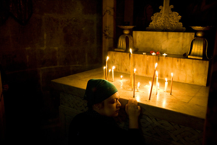 WORSHIPPER, HOLY SEPULCHRE: Một tín đồ cầu nguyện bên trong nhà thờ Holy Sepulchre vào dịp Tuần Thánh, ở thành phố Jerusalem cổ. Ảnh của tác giả: Matthew Goddard-Jones. WORSHIPPER, HOLY SEPULCHRE: Một tín đồ cầu nguyện bên trong nhà thờ Holy Sepulchre vào dịp Tuần Thánh, ở thành phố Jerusalem cổ. Ảnh của tác giả: Matthew Goddard-Jones.