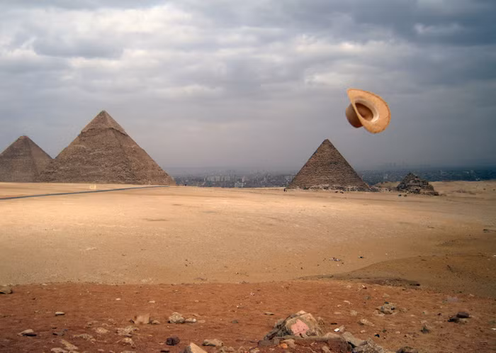 BY THE WIND OF CHANGE: Ảnh chụp kim tự tháp Giza, Ai Cập, của John Head.