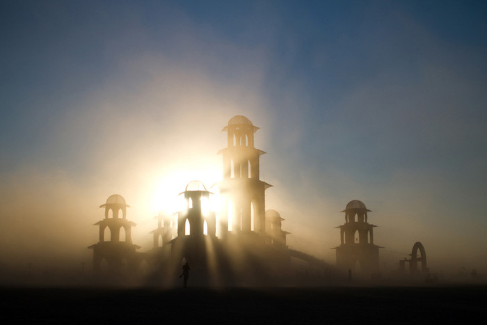 THE TEMPLE OF TRANSITION: Những tia nắng đầu ngày chiếu qua các ô cửa của “Ngôi đền của sự biến đổi” tại Lễ hội người đàn ông rực cháy năm 2011, ở thành phố Black Rock, bang Nevada, Mỹ. Tác giả: Lars Tiemann. THE TEMPLE OF TRANSITION: Những tia nắng đầu ngày chiếu qua các ô cửa của “Ngôi đền của sự biến đổi” tại Lễ hội người đàn ông rực cháy năm 2011, ở thành phố Black Rock, bang Nevada, Mỹ. Tác giả: Lars Tiemann.