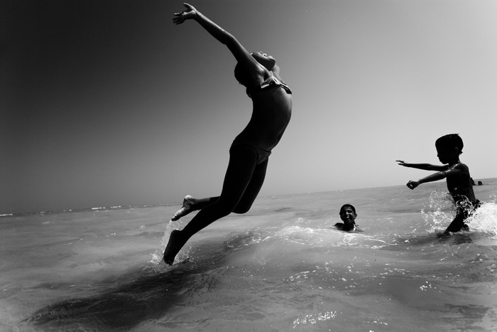 UNTITLED: Trẻ em Brazil chơi đùa hạnh phúc với nước. Tác giả: Seth Solo. UNTITLED: Trẻ em Brazil chơi đùa hạnh phúc với nước. Tác giả: Seth Solo.