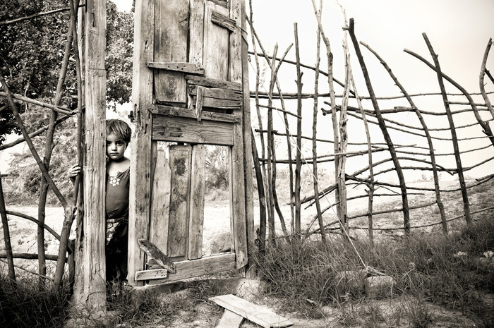 THE UNTOLD STORY: Một đứa trẻ tị nạn người Afghanistan sống cùng gia đình ở ngôi làng Bhaun, gần quận Chalwak, tỉnh Punjab, Pakistan. Tác giả: Mohsin Khawar. THE UNTOLD STORY: Một đứa trẻ tị nạn người Afghanistan sống cùng gia đình ở ngôi làng Bhaun, gần quận Chalwak, tỉnh Punjab, Pakistan. Tác giả: Mohsin Khawar.