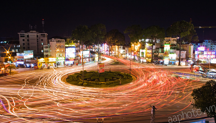 #6. Bùng binh Dân chủ: cách trung tâm thành phố khoảng 2.5km, đây là khu vực bùng binh có diện tích rộng nhất trong số 10 bùng binh của bộ ảnh. Vị trí: giao điểm giữa Q1 -Q3 - Q10 và 6 đường: Cách mạng tháng 8, Võ Thị Sáu, Lý Chính Thắng, Nguyễn Phúc Nguyên, 3 tháng 2, Nguyễn Thượng Hiền