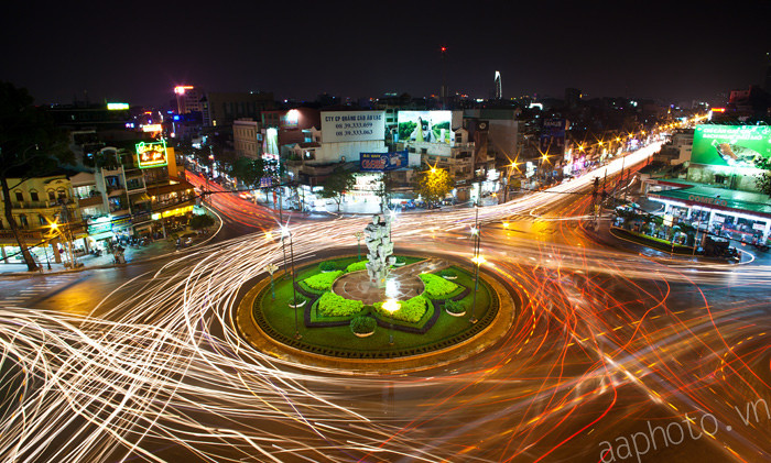 #8. Bùng binh ngã 7: cách "trái tim" thành phố 3km, nhìn như một bông hoa sáng tuyệt đẹp & cũng hàng ngày chứng kiến "giao thông mắc cửi" của Sài Gòn Vị trí: Q10, giao lộ giữa 4 đường: Lý Thái Tổ, Điện Biên Phủ, Lê Hồng Phong, Ngô Gia Tự