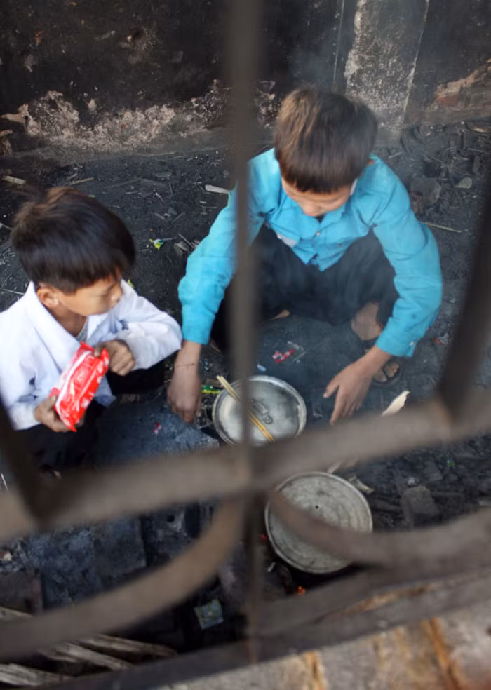 Một gói mỳ tôm đã sẵn sàng để cho vào nồi thức ăn có mấy miếng thịt chuột.