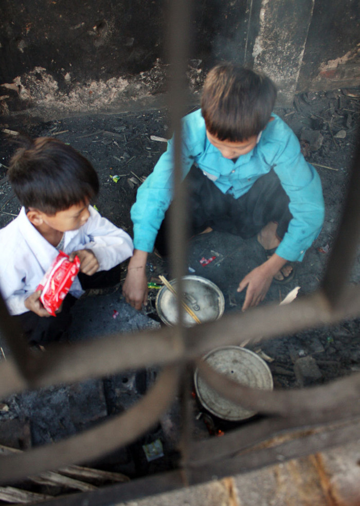 Một gói mỳ tôm đã sẵn sàng để cho vào nồi thức ăn có mấy miếng thịt chuột. Một gói mỳ tôm đã sẵn sàng để cho vào nồi thức ăn có mấy miếng thịt chuột.