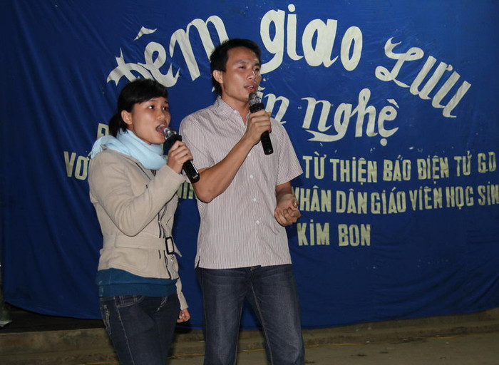 Thành viên trong đoàn hát tặng các em Thành viên trong đoàn hát tặng các em