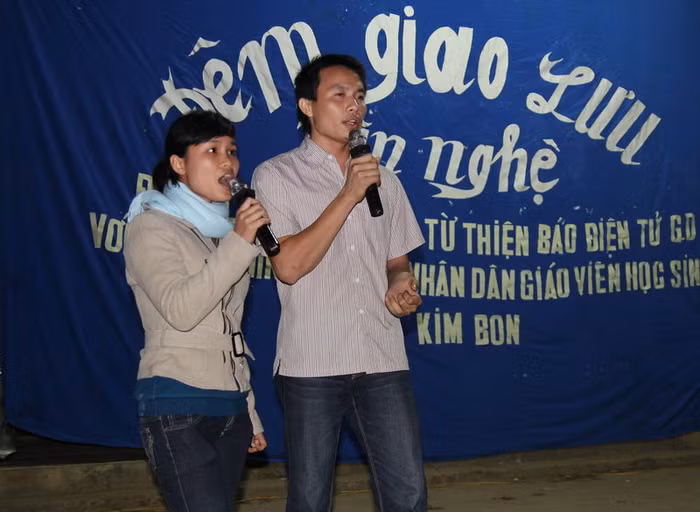 Thành viên trong đoàn hát tặng các em Thành viên trong đoàn hát tặng các em