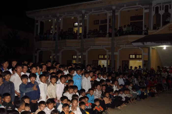 Dưới đất không đủ, các em còn đứng hết trên cả tầng 2 trường học Dưới đất không đủ, các em còn đứng hết trên cả tầng 2 trường học