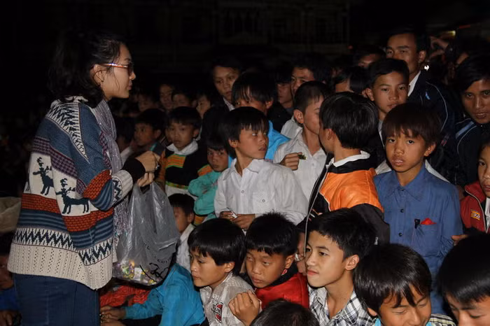 Trong lúc mọi người biểu diễn văn nghệ, á hậu Thùy Trang tranh thủ đi tặng quà cho các em Trong lúc mọi người biểu diễn văn nghệ, á hậu Thùy Trang tranh thủ đi tặng quà cho các em