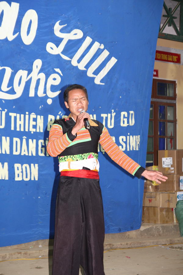 Cả người dân trong xã cũng tham gia biểu diễn Cả người dân trong xã cũng tham gia biểu diễn