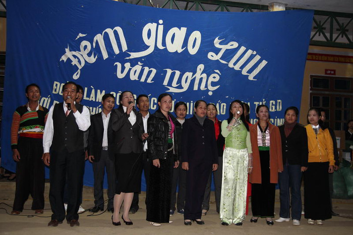 Ngay sau khi đồng chí Vũ Tiến Đĩnh - Bí thư xã và Nhà báo Nguyễn Tiến Bình - TBT Báo GDVN phát biểu khai mạc là tiết mục văn nghệ của các thầy cô ở 3 trường Mầm non, Tiểu học và THCS ở Kim Bon biểu diễn Ngay sau khi đồng chí Vũ Tiến Đĩnh - Bí thư xã và Nhà báo Nguyễn Tiến Bình - TBT Báo GDVN phát biểu khai mạc là tiết mục văn nghệ của các thầy cô ở 3 trường Mầm non, Tiểu học và THCS ở Kim Bon biểu diễn