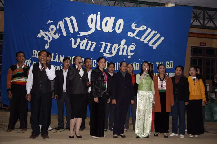 Ngay sau khi đồng chí Vũ Tiến Đĩnh - Bí thư xã và Nhà báo Nguyễn Tiến Bình - TBT Báo GDVN phát biểu khai mạc là tiết mục văn nghệ của các thầy cô ở 3 trường Mầm non, Tiểu học và THCS ở Kim Bon biểu diễn Ngay sau khi đồng chí Vũ Tiến Đĩnh - Bí thư xã và Nhà báo Nguyễn Tiến Bình - TBT Báo GDVN phát biểu khai mạc là tiết mục văn nghệ của các thầy cô ở 3 trường Mầm non, Tiểu học và THCS ở Kim Bon biểu diễn