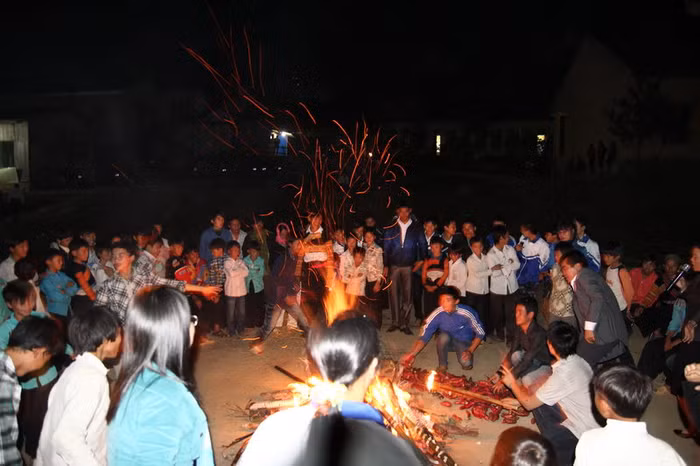 Khi ngọn lửa đã già, các em học sinh bắt đầu nướng khoai. Mùi thơm của những củ khoai nướng làm không khí thêm phần hứng khởi Khi ngọn lửa đã già, các em học sinh bắt đầu nướng khoai. Mùi thơm của những củ khoai nướng làm không khí thêm phần hứng khởi