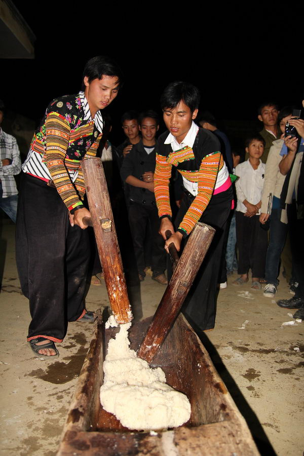 Bánh chày sau khi giã nhuyễn sẽ được cho vào nướng ăn luôn. Bánh chày sau khi giã nhuyễn sẽ được cho vào nướng ăn luôn.