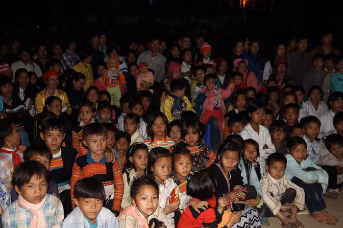 Ngay từ đầu giờ, các em học sinh và người dân xung quanh đã tập trung đông đủ để chờ đợi Ngay từ đầu giờ, các em học sinh và người dân xung quanh đã tập trung đông đủ để chờ đợi