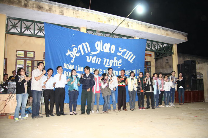 Các thành viên trong đoàn và chính quyền xã cùng hát tặng các em Các thành viên trong đoàn và chính quyền xã cùng hát tặng các em