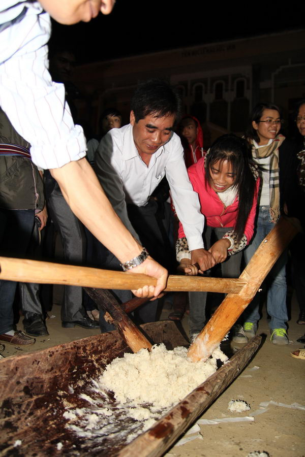 Khi ngọn lửa tàn, là lúc chuyển sang tiết mục giã bánh chày Khi ngọn lửa tàn, là lúc chuyển sang tiết mục giã bánh chày