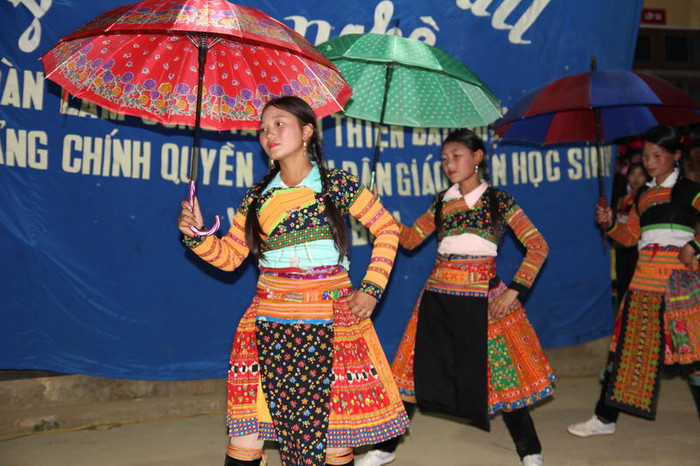 và tiếp là các tiết mục của các em học sinh và tiếp là các tiết mục của các em học sinh