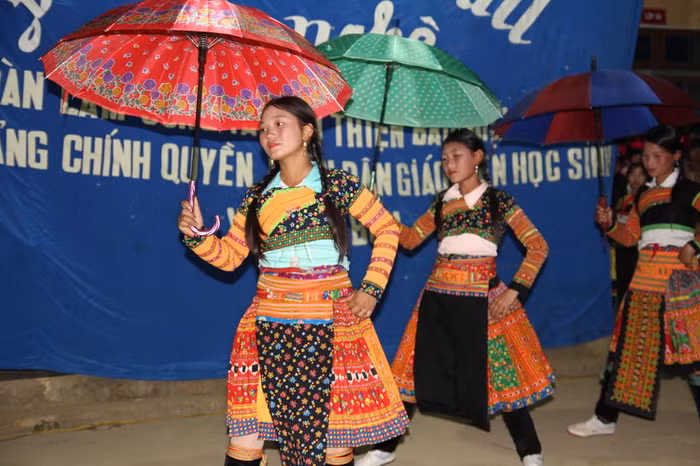 và tiếp là các tiết mục của các em học sinh và tiếp là các tiết mục của các em học sinh