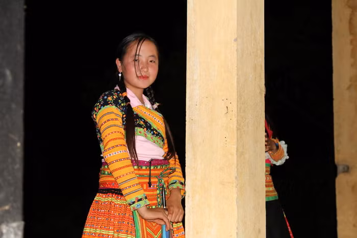 Một em học sinh trong nhóm múa Một em học sinh trong nhóm múa