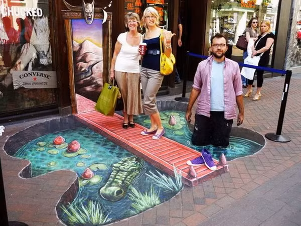 Người đàn ông kia cứ như đang ở dưới nước thật vậy.