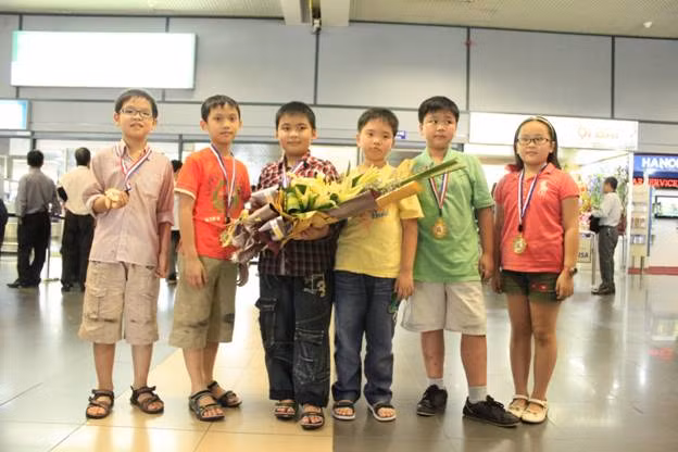 Đoàn về Hà Nội trong tình thương yêu của thầy cô và gia đình.