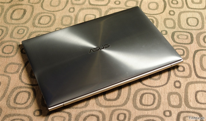 Mình khá ấn tượng với bộ vỏ ngoài của UX31E, nó được đúc nhôm toàn bộ từ trước ra sau, từ trái qua phải và cân nặng 1,3 kg. Vì đây là một chiếc Ultrabook nên điều đầu tiên mình muốn thử xem đó là thời gian mở máy từ trạng thái Standby là bao nhiêu giây, và mình đã rất ấn tượng với khoảng thời gian từ lúc kéo màn hình lên cho đến lúc máy bật là chưa tới 2 giây. Mình khá ấn tượng với bộ vỏ ngoài của UX31E, nó được đúc nhôm toàn bộ từ trước ra sau, từ trái qua phải và cân nặng 1,3 kg. Vì đây là một chiếc Ultrabook nên điều đầu tiên mình muốn thử xem đó là thời gian mở máy từ trạng thái Standby là bao nhiêu giây, và mình đã rất ấn tượng với khoảng thời gian từ lúc kéo màn hình lên cho đến lúc máy bật là chưa tới 2 giây.