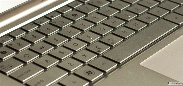 Toàn bộ các phím đều được làm bằng kim loại Toàn bộ các phím đều được làm bằng kim loại