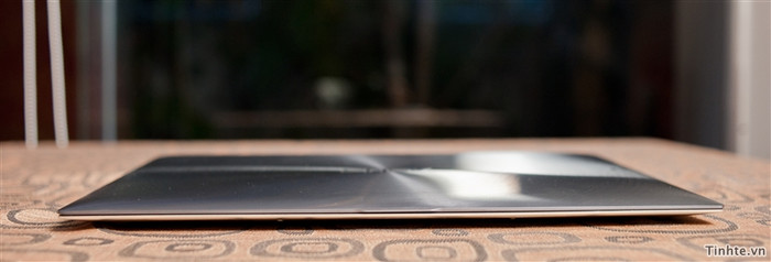 Nơi mỏng nhất là cạnh trước của máy, 3 mm Nơi mỏng nhất là cạnh trước của máy, 3 mm