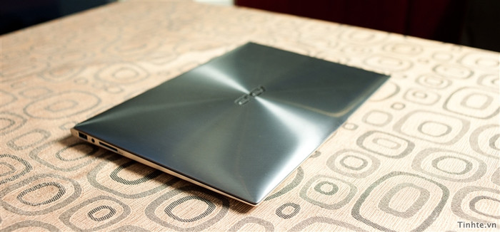 2 giây là khoảng thời gian từ lúc mình dùng ngón tay mở màn hình ra cho đến lúc thấy được màn hình của máy bật sáng, còn thời gian mở máy thật sự thì gần như tức thì, tức là chưa đến 2 giây. Còn khi bạn khởi động nguội từ trạng thái tắt hoàn toàn cho đến khi thấy được logo Windows là khoảng 13 giây. Thời gian tắt máy (Shutdown) cũng khá nhanh, chỉ từ 4 - 5 giây. 2 giây là khoảng thời gian từ lúc mình dùng ngón tay mở màn hình ra cho đến lúc thấy được màn hình của máy bật sáng, còn thời gian mở máy thật sự thì gần như tức thì, tức là chưa đến 2 giây. Còn khi bạn khởi động nguội từ trạng thái tắt hoàn toàn cho đến khi thấy được logo Windows là khoảng 13 giây. Thời gian tắt máy (Shutdown) cũng khá nhanh, chỉ từ 4 - 5 giây.